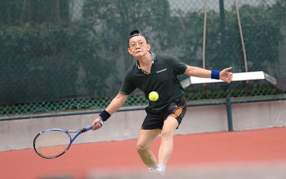 Giáo sư Trần Đông A đã 76 tuổi nhưng vẫn chơi thể thao đều đặn, sức khỏe vô cùng tốt