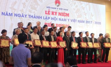Lương y Đỗ Minh Tuấn nhận giải thưởng "Thầy thuốc nam tiêu biểu"