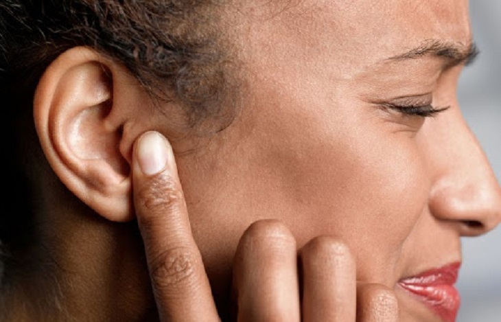 Tình trạng đau vành tai ngoài có khả năng lớn là triệu chứng của bệnh viêm tai