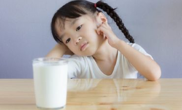 Bị thủy đậu uống sữa được không là thắc mắc chung của nhiều bà con