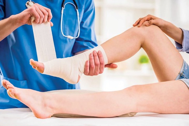 Băng bó cố định có thể là giải pháp tốt để cải thiện chấn thương dẫn đến sưng đau mu bàn chân
