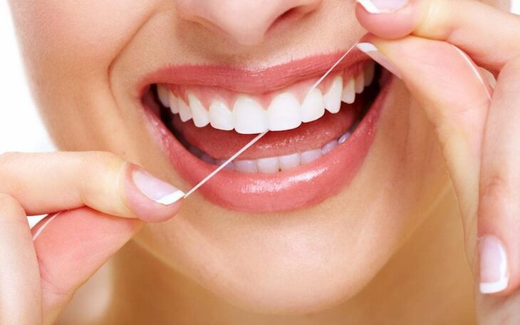 Tập thói quen dùng chỉ nha khoa thay tăm để loại bỏ nhẹ nhàng thức ăn giữa các kẽ răng