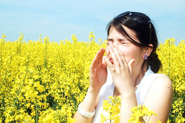 Có nhiều nguyên nhân dẫn đến bệnh lý, trong đó phải kể đến tình trạng kích ứng với phấn hoa