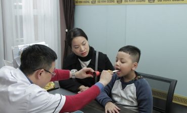 Mẹ con chị Hiền khám chữa bệnh viêm họng tại nhà thuốc Đỗ Minh Đường