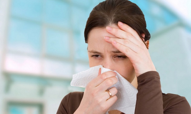 Chảy nước mũi hoặc nghẹt mũi là triệu chứng thường gặp khi bị viêm xoang