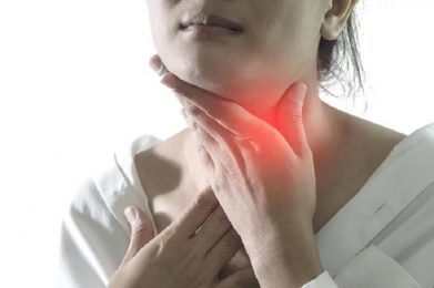 Viêm họng là một trong những biến chứng thường gặp khi viêm xoang sàng không được điều trị dứt điểm