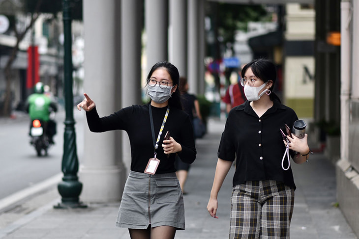 Nên đeo khẩu trang khi ra ngoài để ngăn khói bụi và vi khuẩn xâm nhập