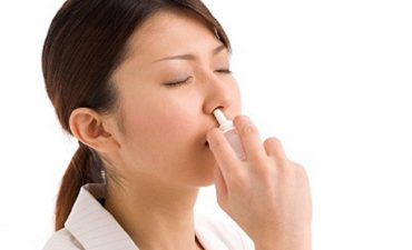 Dùng thuốc xịt mũi để rửa mũi phù hợp với người bị viêm xoang cấp tính