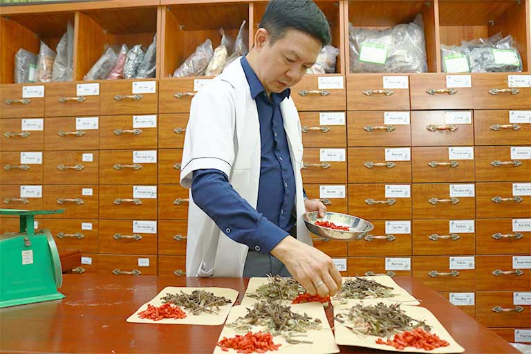 Bài thuốc chữa viêm họng, viêm amidan của Đỗ Minh Đường có cơ chế CÔNG BỔ KIÊM TRỊ