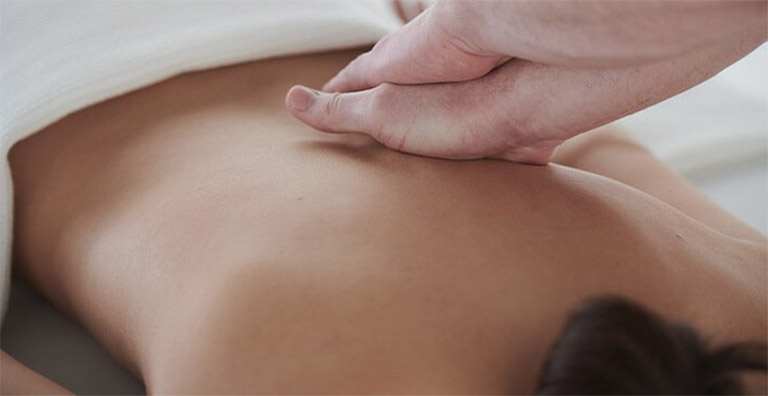 massage giảm đau xương khớp 