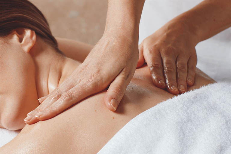 Cách massage lưng cho người thoát vị đĩa đệm cơ bản