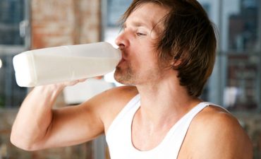 Người viêm khớp dạng thấp có nên uống sữa?