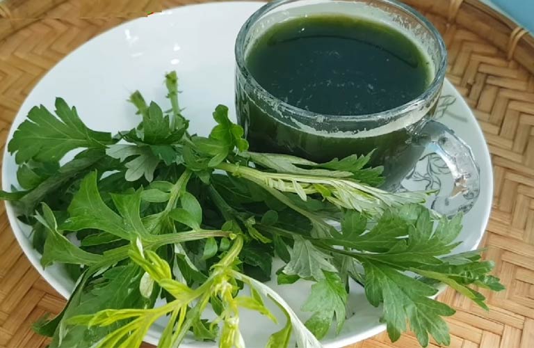 Uống nước ngải cứu là một trong những phương pháp đơn giản nhưng hiệu quả