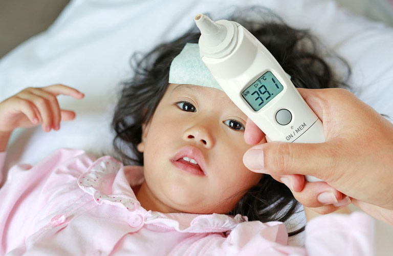 Khi bị viêm họng hạt trẻ có thể sốt từ 38°C trở lên, sốt kéo dài