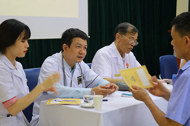 Tôi và các cộng sự khám bệnh cho bà con trong chương trình từ thiện