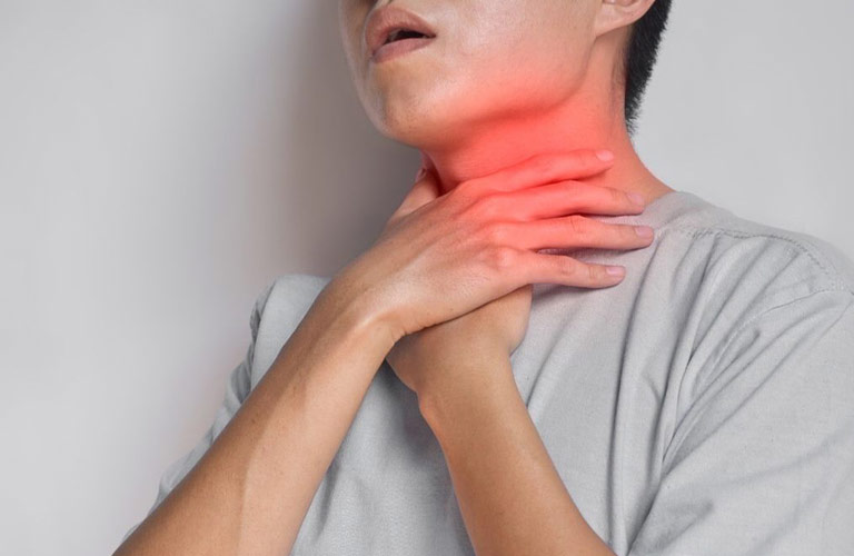 Khi thấy khó thở, sưng môi, sưng họng cần gặp bác sĩ ngay