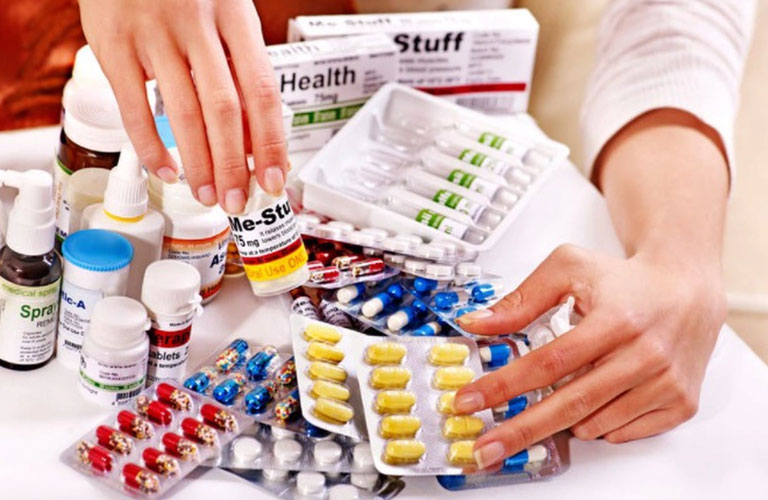 Trong thời gian đầu khi cơn sốt bùng phát, bà con sẽ được bác sĩ chỉ định dùng thuốc hạ sốt