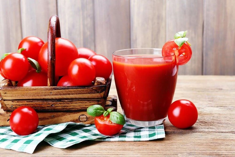 Nhiệt Miệng Nên Uống Gì? Bị nhiệt miệng nên dùng nước ép cà chua