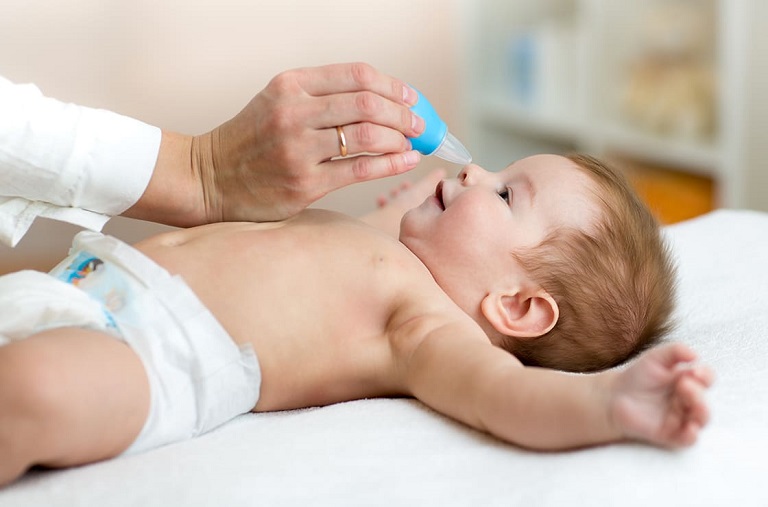 Vệ sinh mũi cho trẻ bằng nước muối sinh lý