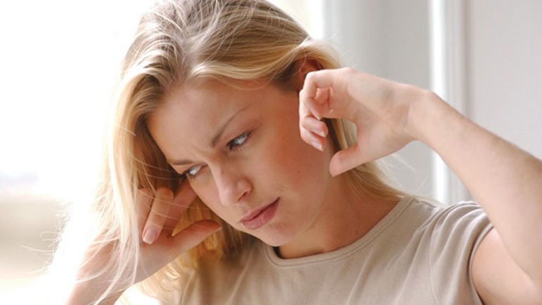 Lỗ tai bị ù 1 bên làm giảm chất lượng cuộc sống của người bệnh