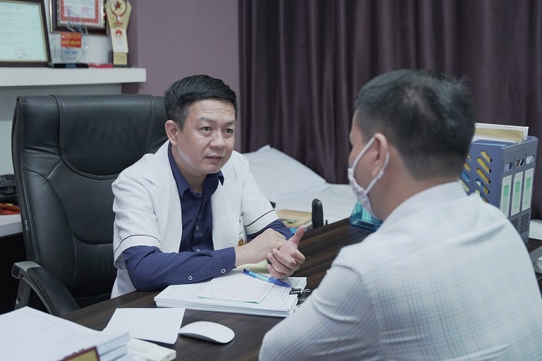 Lương y Đỗ Minh Tuấn thăm khám, tư vấn cho bệnh nhân