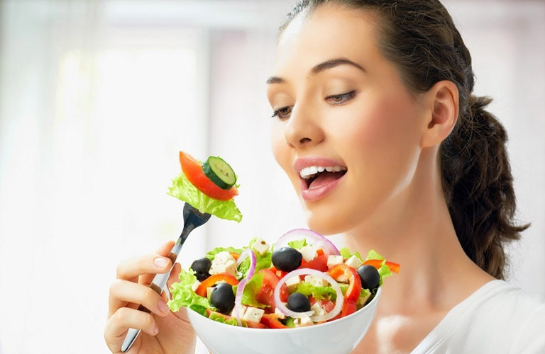 Bà con cần cân bằng chế độ ăn uống để giúp làn da luôn khỏe mạnh