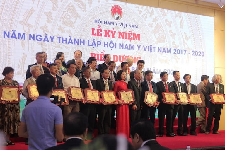 Lương y Đỗ Minh Tuấn góp mặt trong lễ trao giải Thầy thuốc nam tiêu biểu năm 2020.