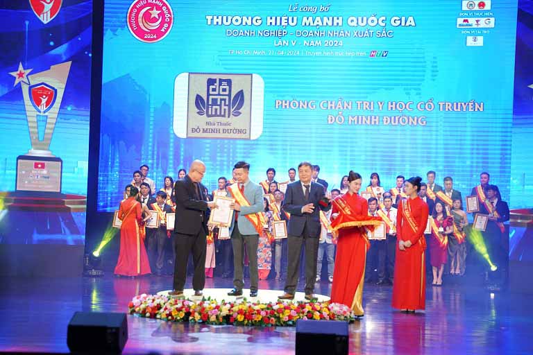 Đại diện phòng khám nhận giải thưởng “Top 10 thương hiệu mạnh quốc gia”.