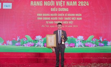 Lương y Đỗ Minh Tuấn nhận giải thưởng Người Thầy Thuốc Việt Nam Vì Nhân Dân