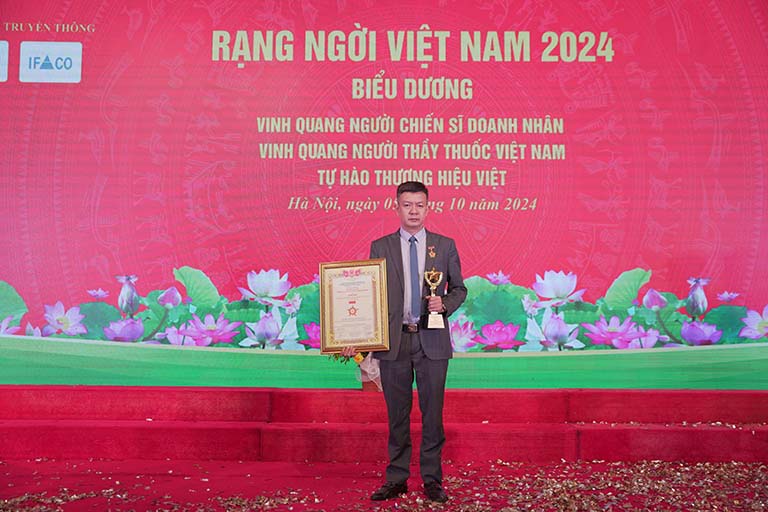 Lương y Đỗ Minh Tuấn nhận giải thưởng Người Thầy Thuốc Việt Nam Vì Nhân Dân