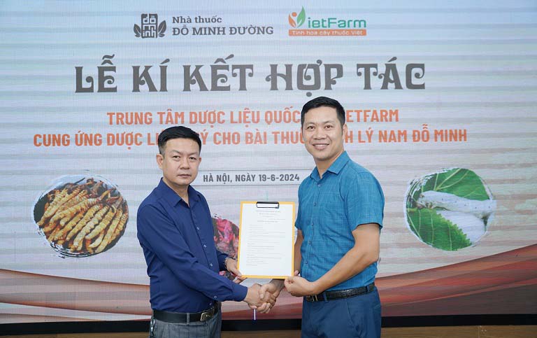 Lễ ký kết hợp tác cung ứng dược liệu của phòng khám với Vietfarm