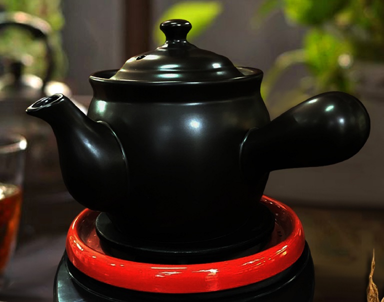 Dùng ấm sắc thuốc dạm gốm, sứ để đảm bảo chất lượng thuốc