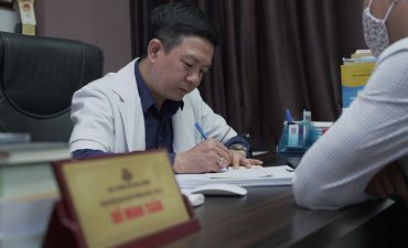 Lương y Tuấn tư vấn và thăm khám cho bệnh nhân