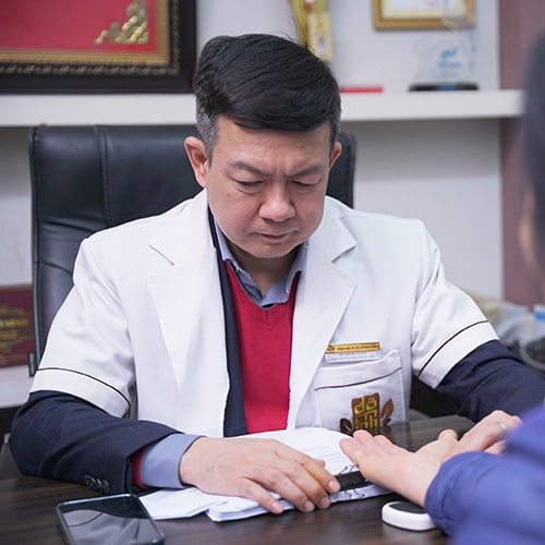 Lương y Tuấn bắt mạch thăm khám