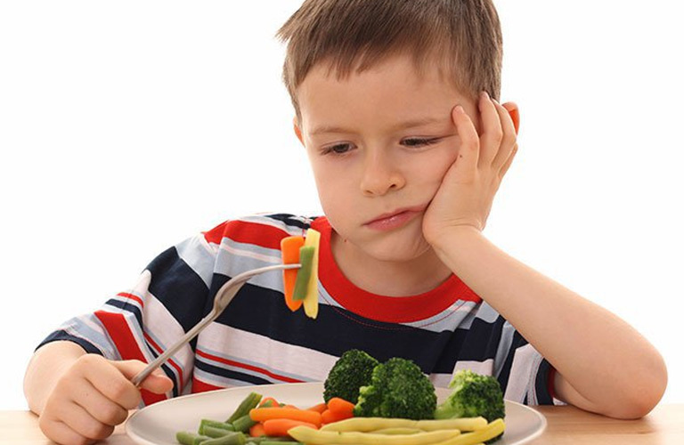 Trẻ không muốn ăn uống do đau họng hoặc khó thở khi nuốt thức ăn