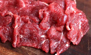 Thịt bò giàu protein và sắt, giúp tăng cường lưu thông máu đến dương vật