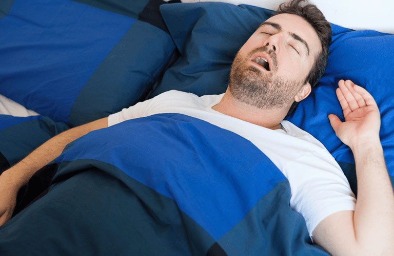 Tình trạng viêm amidan nặng có thể gây tắc nghẽn đường thở, gây ngưng thở khi ngủ