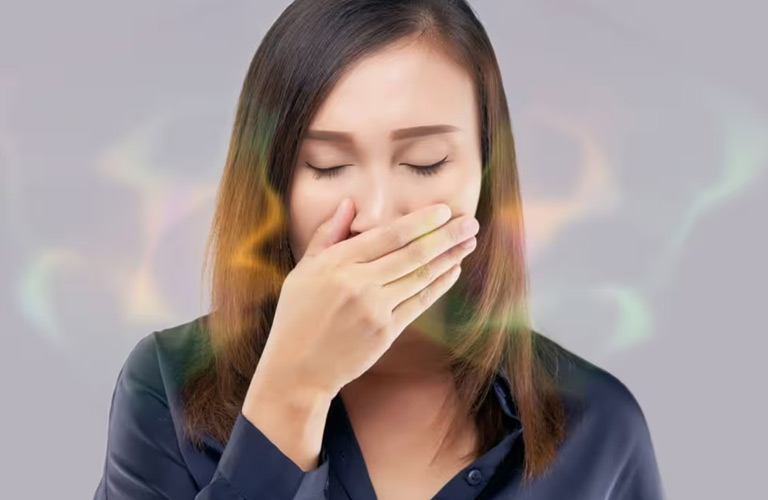 Bã đậu amidan có thể gây ra hơi thở có mùi hôi khó chịu