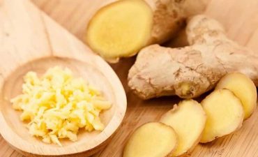 Gừng có tính ấm, giúp kích thích lưu thông máu và giảm đau nhức xương khớp hiệu quả