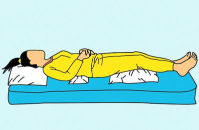 Nằm nghỉ ngơi đúng cách cũng giúp giảm áp lực lên cột sống và đĩa đệm