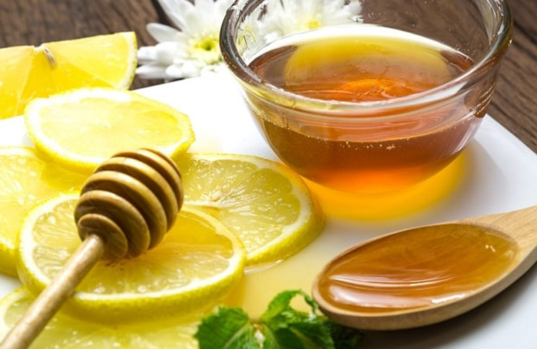Chanh có tính axit, giúp kháng khuẩn, giảm viêm, trong khi mật ong có tính ấm