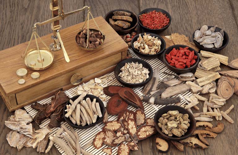 Đông y sẽ giúp cân bằng lại âm dương, bồi bổ khí huyết và điều hòa các chức năng tạng phủ