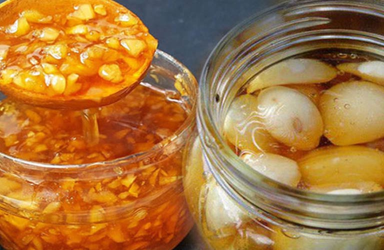 Tỏi có tính nóng, kháng viêm, sát khuẩn mạnh, rất tốt trong việc làm giảm các triệu chứng sổ mũi