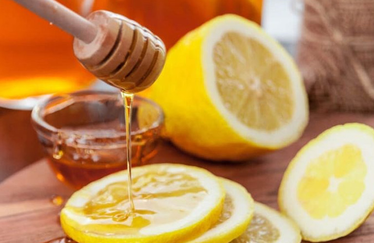 Mật ong có tính kháng khuẩn, giúp làm dịu họng và giảm ho