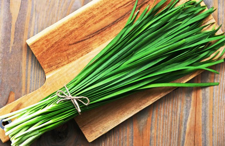 Lá hẹ có tác dụng chữa ho, làm long đờm và giúp giảm cơn ho rất tốt cho trẻ em
