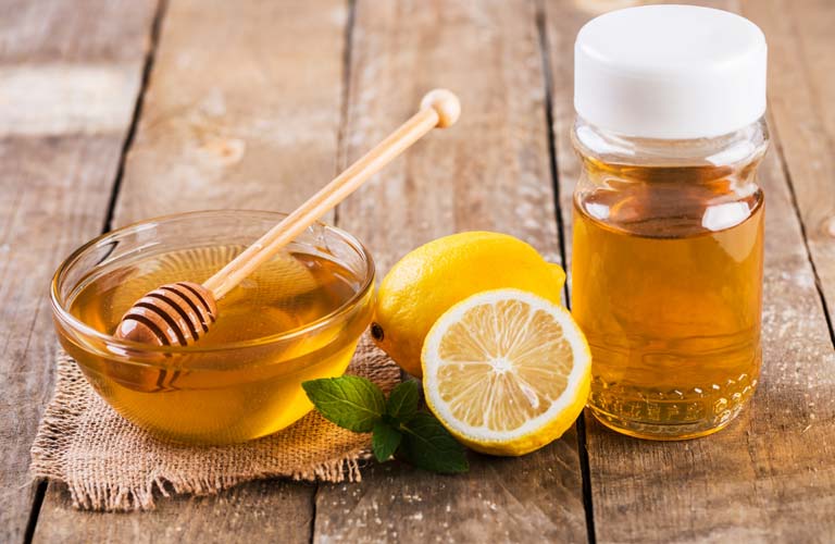 Mật ong có tính kháng khuẩn mạnh mẽ, giúp làm dịu cổ họng và giảm ho hiệu quả