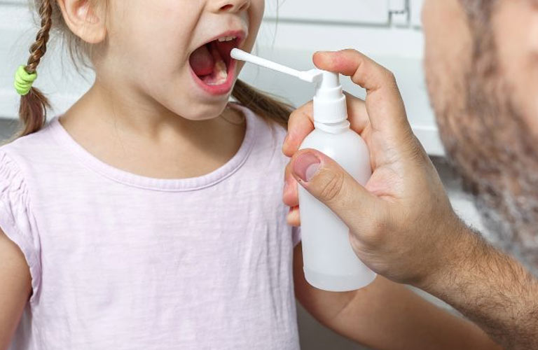 Dùng để giảm đau họng tại chỗ, giúp làm dịu cổ họng cho trẻ ngay lập tức