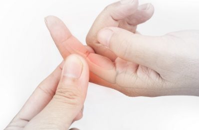Cứng khớp ngón tay khiến các khớp ngón tay không thể di chuyển linh hoạt như bình thường