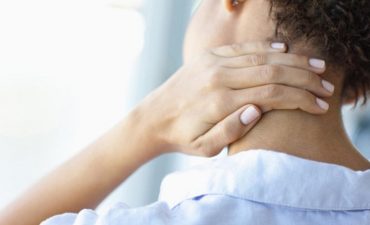 Cảm giác đau nhức, căng thẳng xảy ra ở vùng cổ bên trái, có thể lan xuống vai và tay