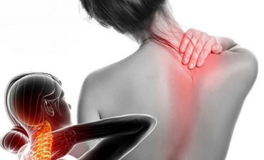 Đau cơ cổ bên phải là tình trạng đau nhức, căng thẳng hoặc mỏi ở vùng cơ cổ bên phải